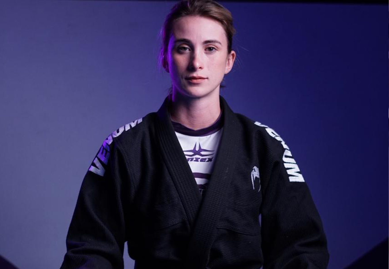 Mulher faixa preta de jiu-jitsu