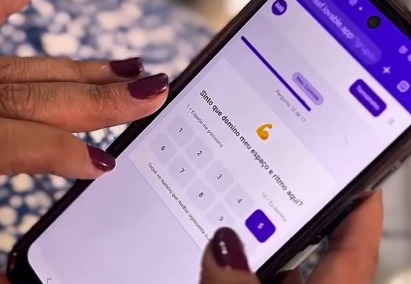 Mulher usando aplicativo de segurança no celular